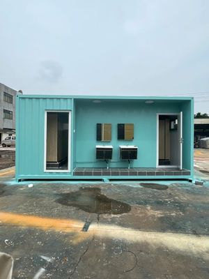 Innovatieve openbare toiletten met een stalen container, met zitplaatsen en lokale standaard elektriciteit voor milieuvriendelijke gebruikers