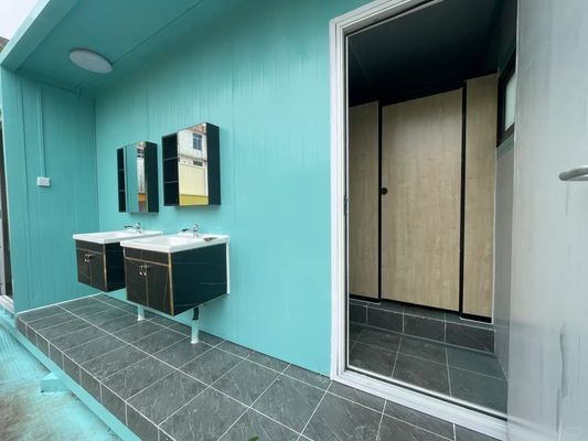 Innovatieve openbare toiletten met een stalen container, met zitplaatsen en lokale standaard elektriciteit voor milieuvriendelijke gebruikers