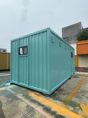 Innovatieve openbare toiletten met een stalen container, met zitplaatsen en lokale standaard elektriciteit voor milieuvriendelijke gebruikers