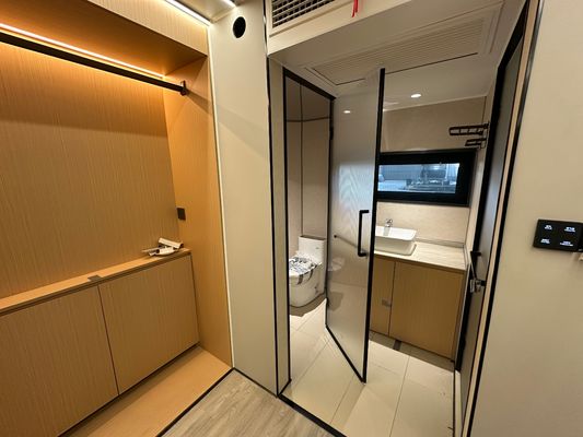 Stalen muur Moderne stijl Luxe Space Capsule Hotel Commercieel Ruimtehuis Met Customized Aluminium Plate Wand