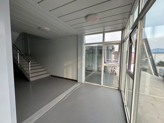Hoofdmateriaal gegalvaniseerde staalstructuur sandwichpaneel platte verpakking container kantoor voor gemakkelijke installatie en geluidsisolatie