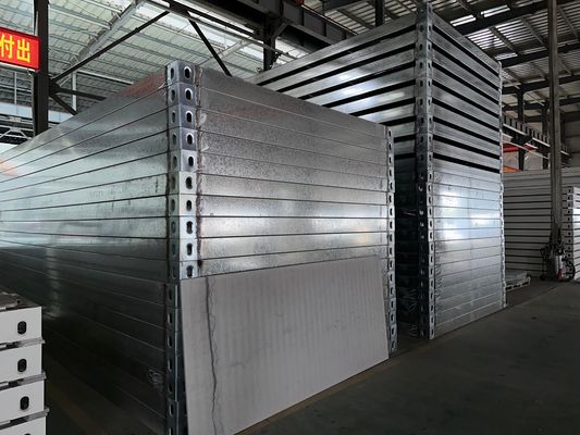 Broken Bridge Aluminium Door Prefab Sandwich Panel Flat Pack Container Huis voor kantoor Appartement Winkelcentrum Werkplaats in Stable