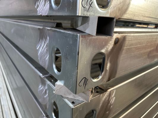 Uniek ontworpen moderne stijl Gemakkelijk te monteren Voorafgebouwde Draagbare Flat Pack Container Kantoorhuizen voor 40'HC Verzending