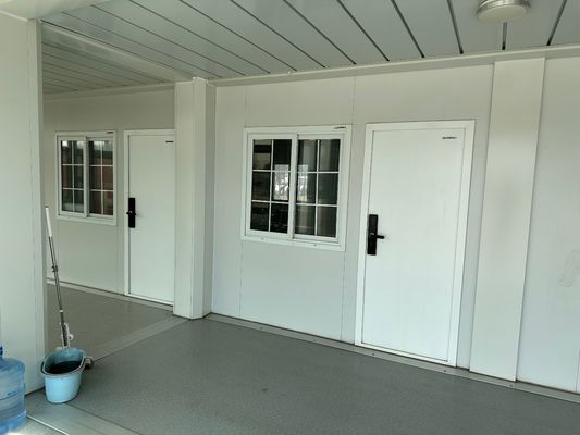 Modern ontwerp 20ft 40ft Outdoor Flat Pack Container House met toilet en badkamer Sandwich Panel Optioneel