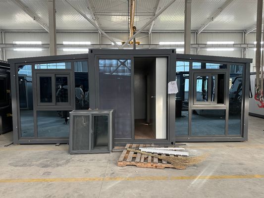 15-30 jaar levensduur Aanpasbare kleur Makkelijk te installeren Uitbreidende containerhuis Geïsoleerd frame Prefab mobiel Tiny Home