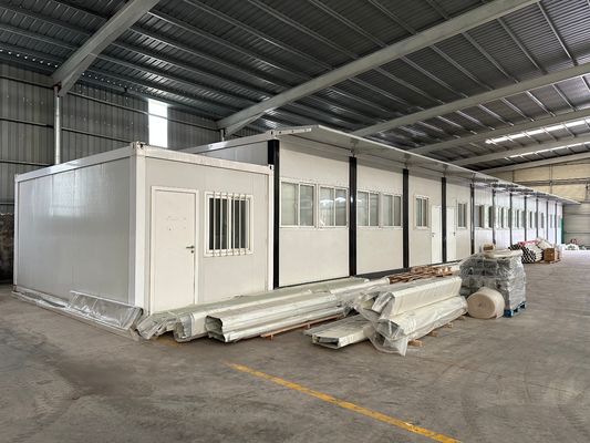 Moderne eenvoudige stijl geassembleerd Flat Pack Container House voor op maat gemaakte buitenwonen Makkelijk te installeren Low-Carbon schokbestendig