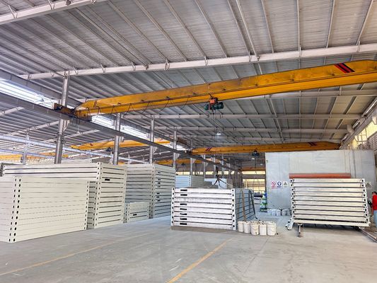 Witte of aangepaste kleur Afneembare container Compacte behuizing Modulair bouwsysteem Van Huis met sandwichpaneel