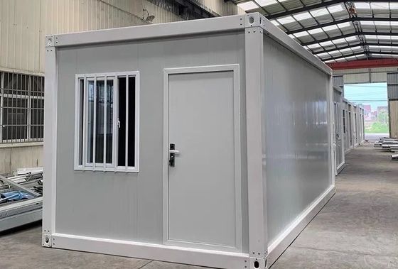 Moderne kleine woning gemaakt in container met gebroken brug aluminium deur en moderne design stijl