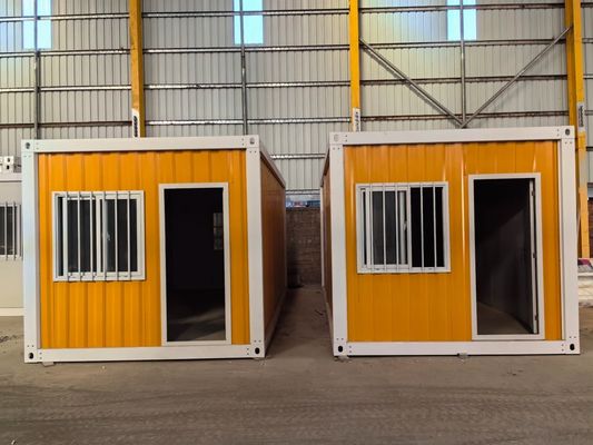 Moderne kleine woning gemaakt in container met gebroken brug aluminium deur en moderne design stijl