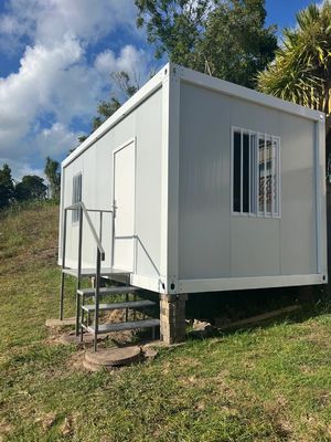 Moderne kleine woning gemaakt in container met gebroken brug aluminium deur en moderne design stijl