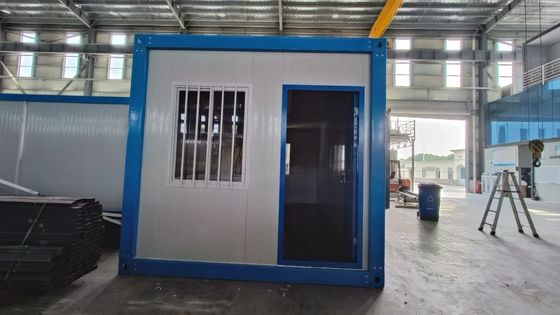 Moderne kleine woning gemaakt in container met gebroken brug aluminium deur en moderne design stijl