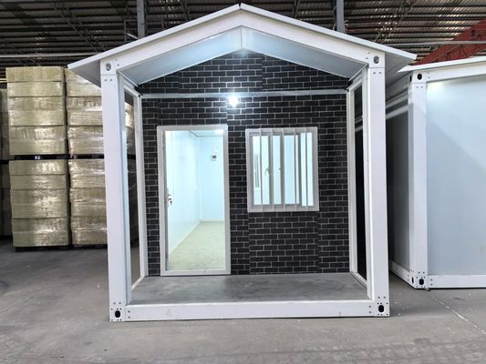 Moderne kleine woning gemaakt in container met gebroken brug aluminium deur en moderne design stijl