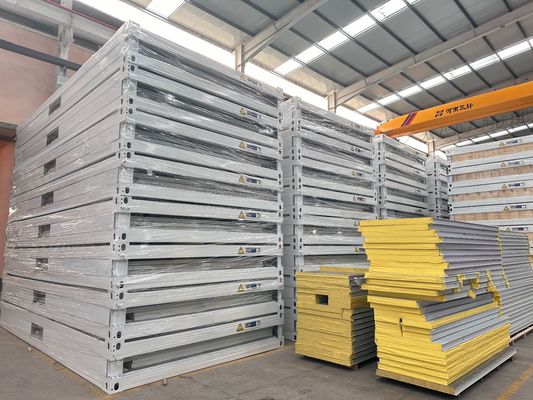 Vierkant ontwerp gemodificeerd scheepvaartcontainerhuis voor kantoor waterdicht branddicht geprefabriceerd stalen frame huizen