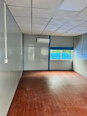 Voorgefabriceerde laag koolstofhoudende pluimveehuis sandwichpaneel 20ft huizen staal voorgefabriceerd huis aluminium venster