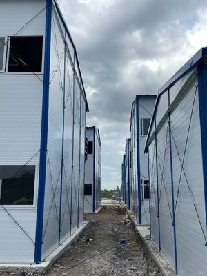 Voorgefabriceerde laag koolstofhoudende pluimveehuis sandwichpaneel 20ft huizen staal voorgefabriceerd huis aluminium venster