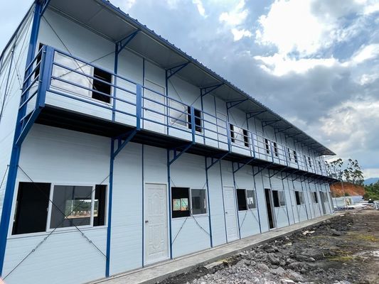 Voorgefabriceerde laag koolstofhoudende pluimveehuis sandwichpaneel 20ft huizen staal voorgefabriceerd huis aluminium venster