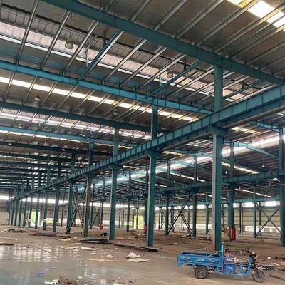 Makkelijk te installeren geprefabriceerde staalstructuur Metalen magazijn met licht staal Q345 Q235 Hoofdframe en snijservice