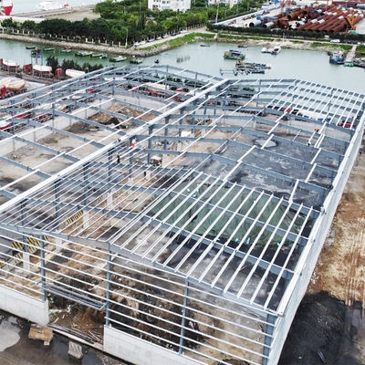 Makkelijk te installeren geprefabriceerde staalstructuur Metalen magazijn met licht staal Q345 Q235 Hoofdframe en snijservice