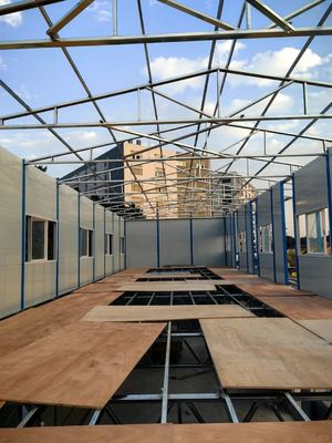 Moderne mini-huis in ambachtsmanstijl Prefabricated luxe huizen in blauw-wit ontwerpconcept