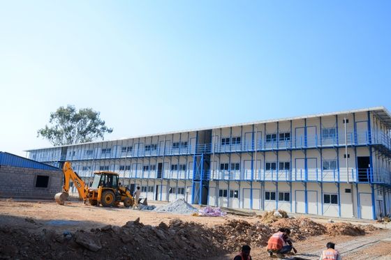 Blauw wit licht staal structuur frame geprefabriceerd modulair strandhuis