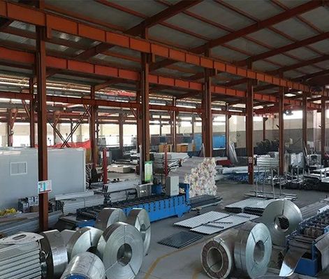 Blauw wit licht staal structuur frame geprefabriceerd modulair strandhuis