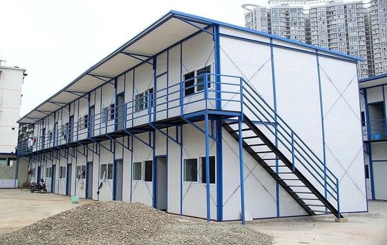 Gemakkelijk te installeren Prefabricated Modern House met 50/75/100mm Wave Sandwich Panel Wall