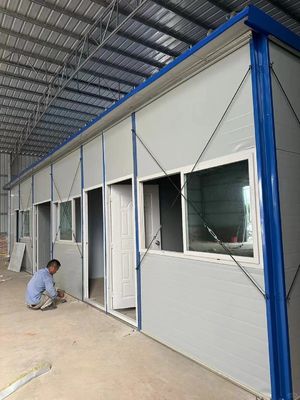 Direct Prefab Hobbit Huis met stalen deur en vierkant ontwerp